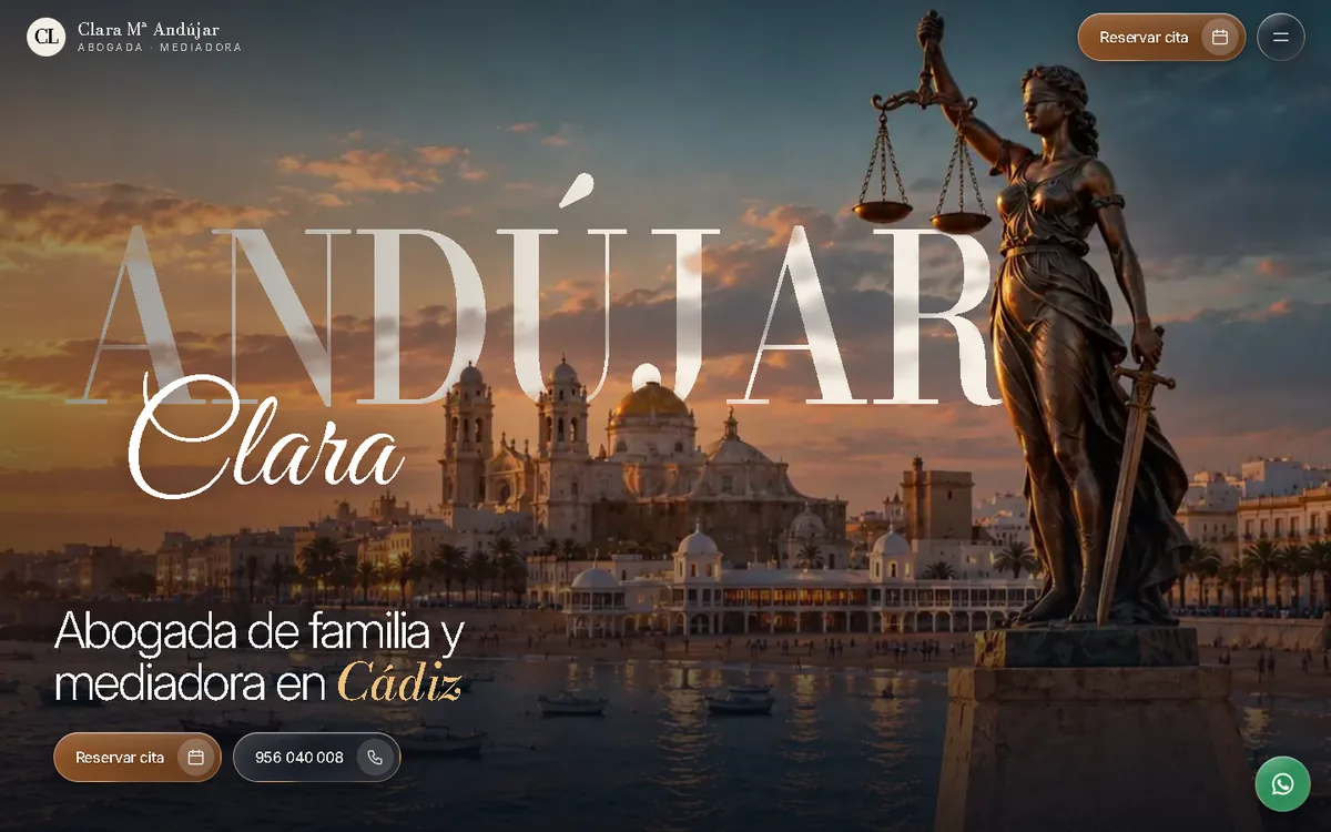La misma abogada con la web de HelpyWeb: Cádiz al atardecer, estatua de la Justicia y su apellido en letras gigantes