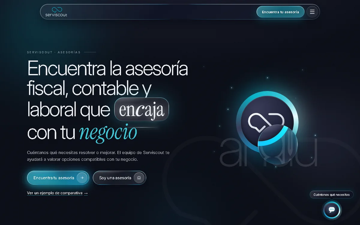 La misma plataforma con la web de HelpyWeb: diseño oscuro con cristal, el titular «Encuentra la asesoría fiscal, contable y laboral que encaja con tu negocio» y el símbolo de Serviscout iluminado