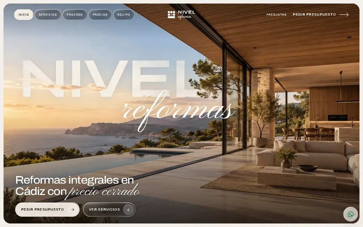 Web de una empresa de reformas: salón con cristaleras abierto a una piscina y al mar al atardecer, con una palabra gigante y «reformas» en caligrafía