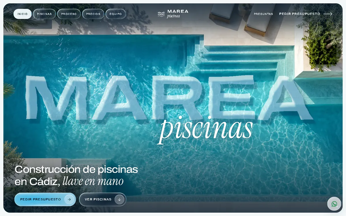 Web de una empresa de piscinas: vista cenital de una piscina turquesa con el nombre bajo el agua y «piscinas» en cursiva